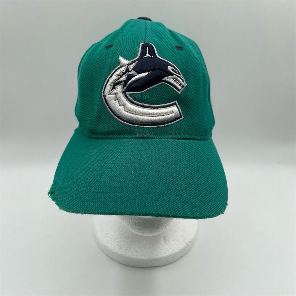 Vancouver Canucks Fitted Hat Green Size 7 1/4 Men's Hockey Cap